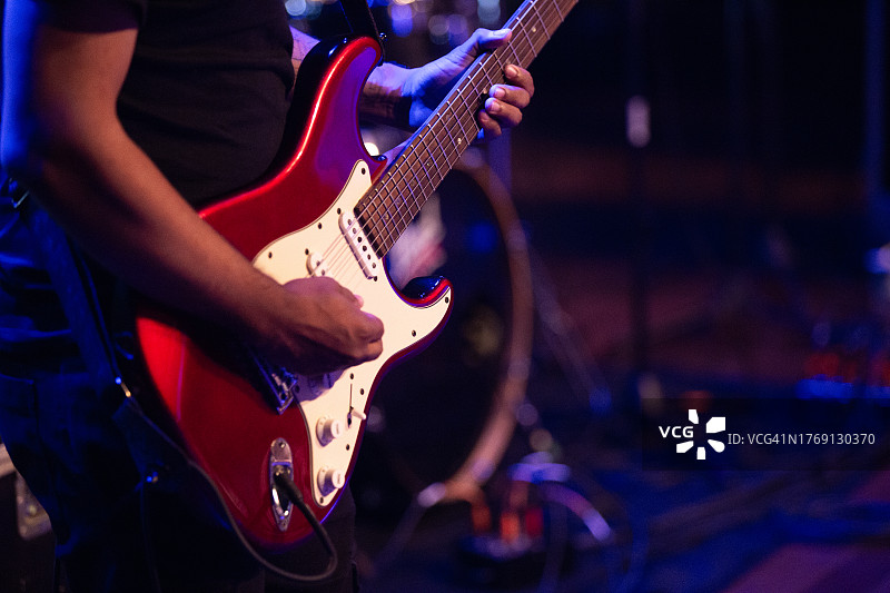 黑人吉他手演奏红色Strat吉他图片素材