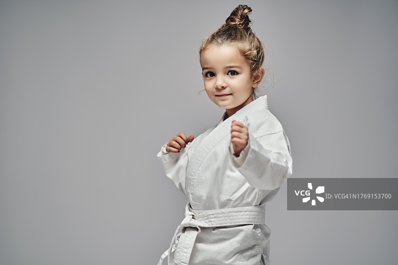 五岁孩子的空手道防御姿势图片素材