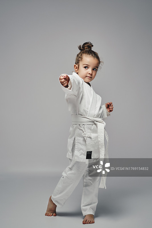 小小能量站：五岁孩子的猛烈一击图片素材