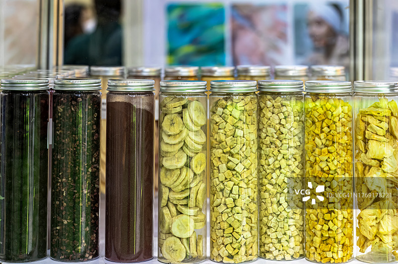 货架上玻璃罐中的干果图片素材