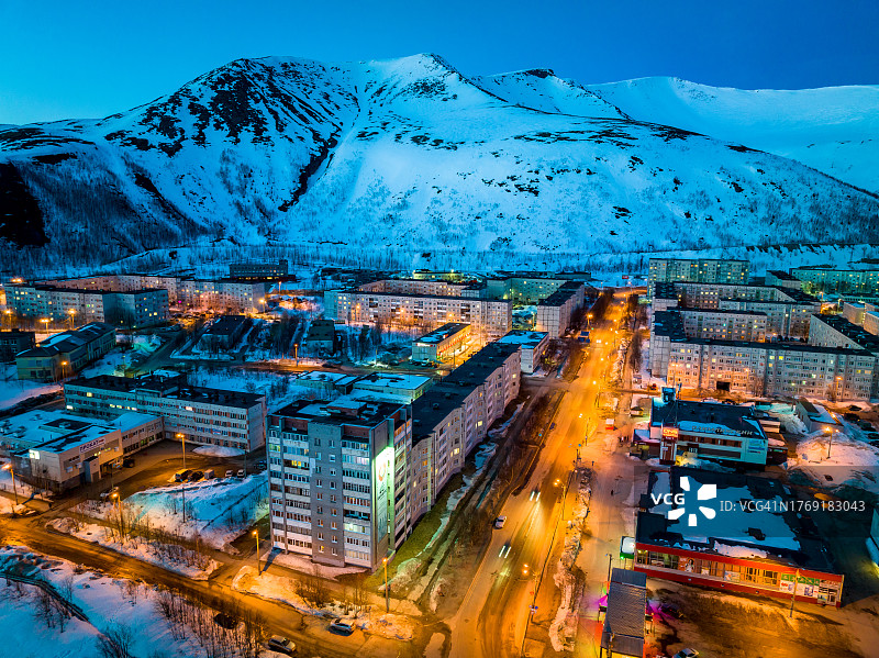 基洛夫斯克夜景：房屋在夜晚的灯光下，冬季极地城市（俄罗斯基洛夫斯克，摩尔曼斯克州，科拉半岛，又名希比诺戈尔斯克，寒冷的冬季天气）图片素材