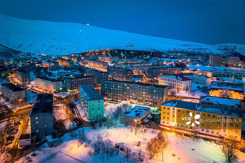 基洛夫斯克夜景：房屋在夜晚的灯光下，冬季极地城市（俄罗斯基洛夫斯克，摩尔曼斯克州，科拉半岛，又名希比诺戈尔斯克，寒冷的冬季天气）图片素材