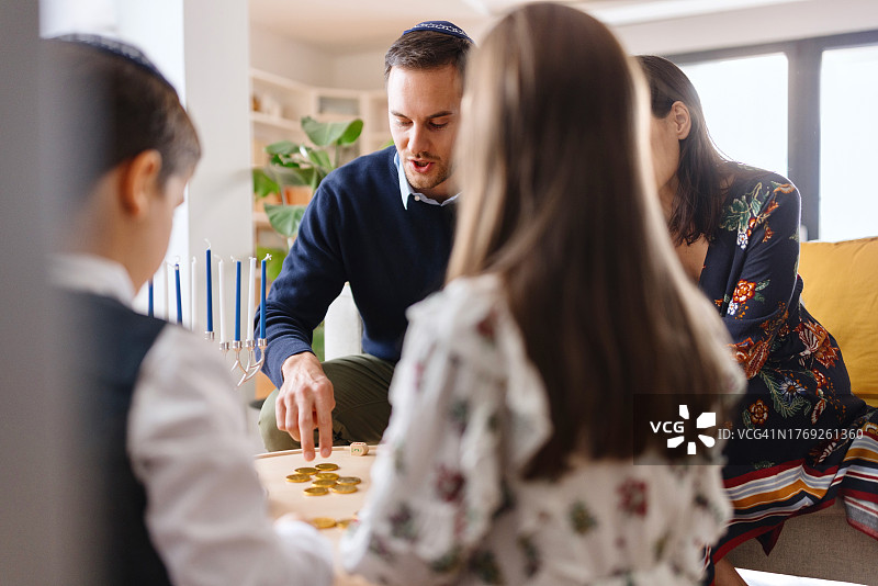 犹太家庭在家庆祝光明节图片素材