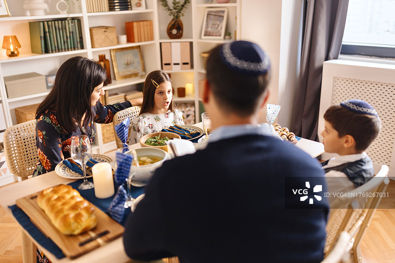 犹太家庭在光明节共进晚餐图片素材