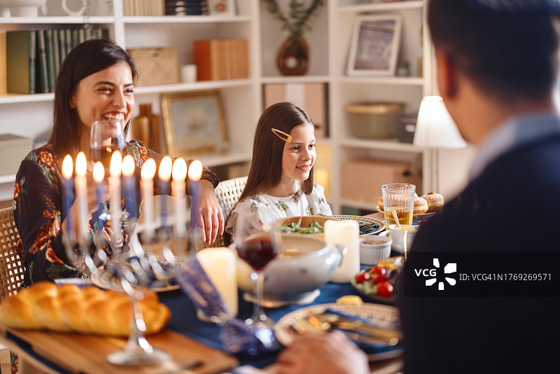 一家人庆祝光明节图片素材