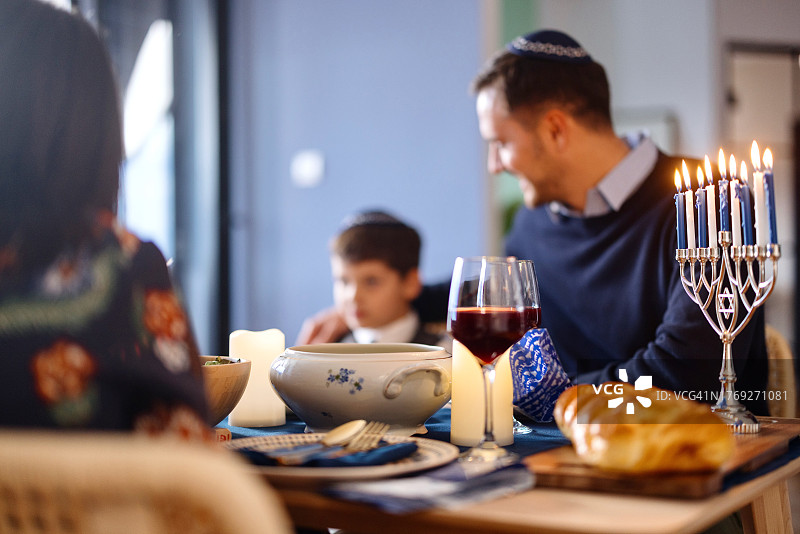 光明节期间的餐桌特写照片图片素材