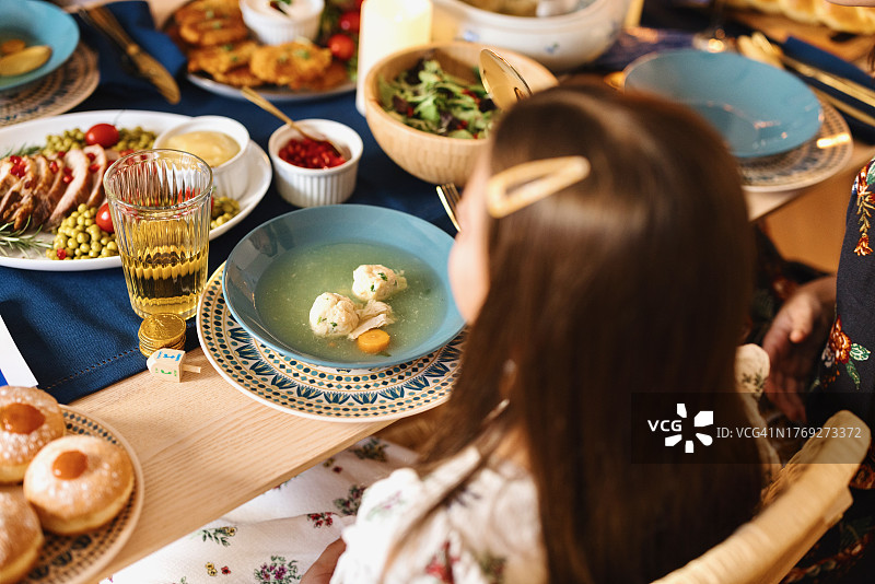 小女孩吃马佐丸子汤特写图片素材