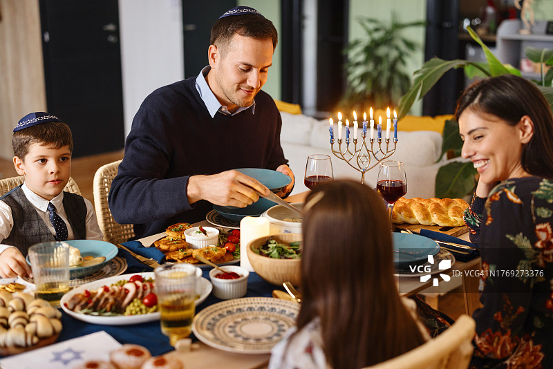 犹太家庭食用Matzo球汤图片素材