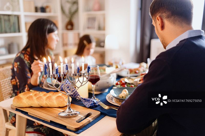 犹太家庭庆祝光明节的餐桌场景特写图片素材