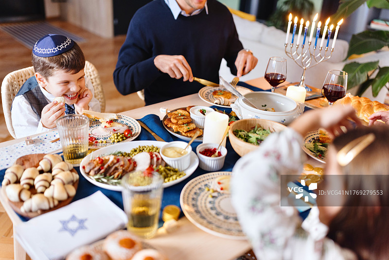 幸福的一家人在光明节共进晚餐图片素材