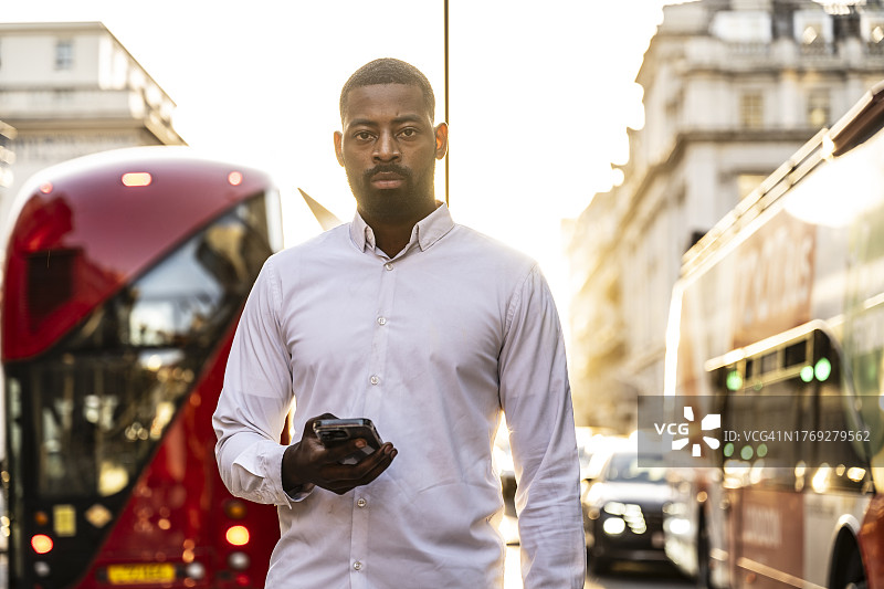 伦敦年轻黑人男子的都市肖像图片素材
