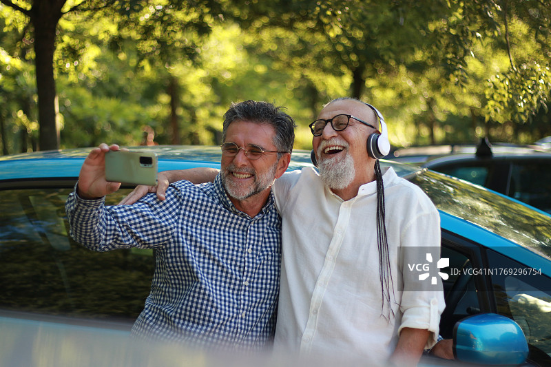 两位年长的男人在使用手机图片素材
