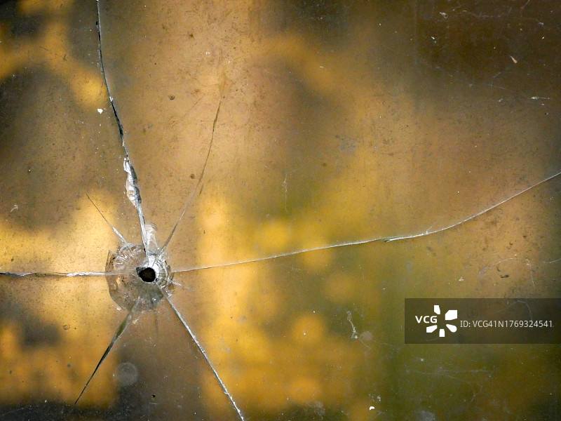 法国巴黎，受冲击破碎的窗户玻璃特写图片素材