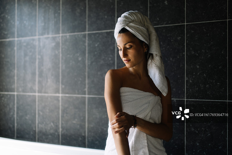 在浴室里放松图片素材