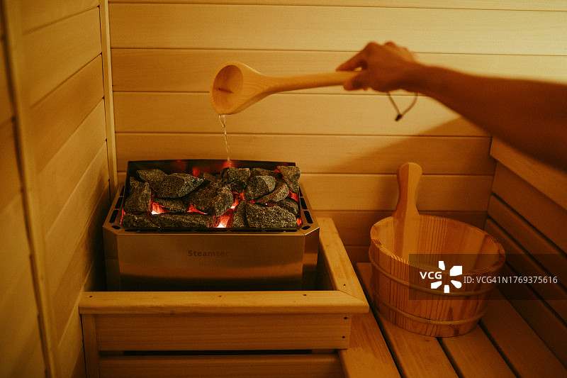 在热桑拿房里用煤制造蒸汽图片素材