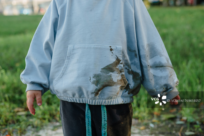 儿童散步和脏衣服，孩子掉进泥里弄脏了图片素材