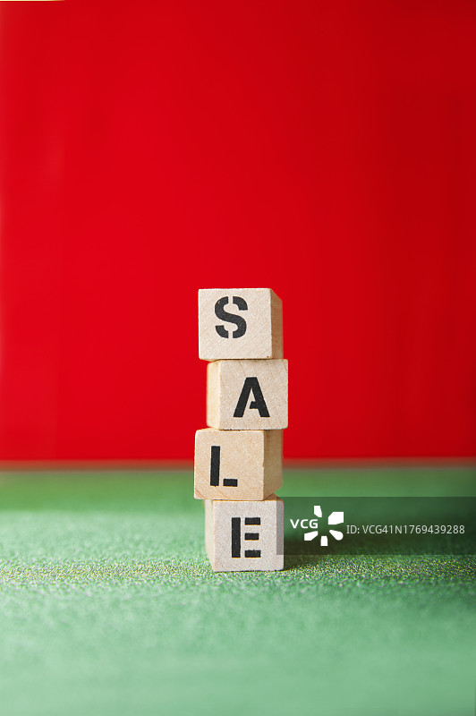 圣诞背景上的“促销”字样，作为清仓促销和礼品概念图片素材