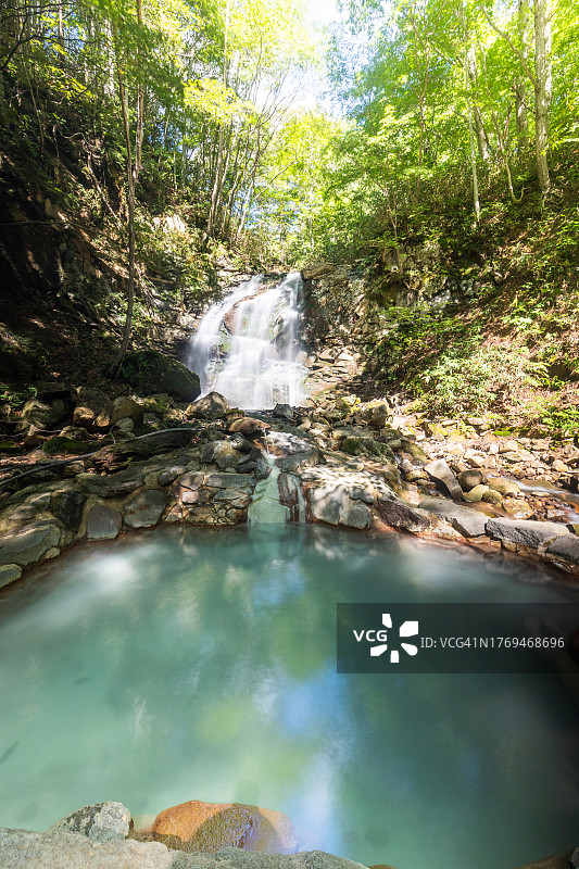 森林瀑布旁的日式户外温泉图片素材