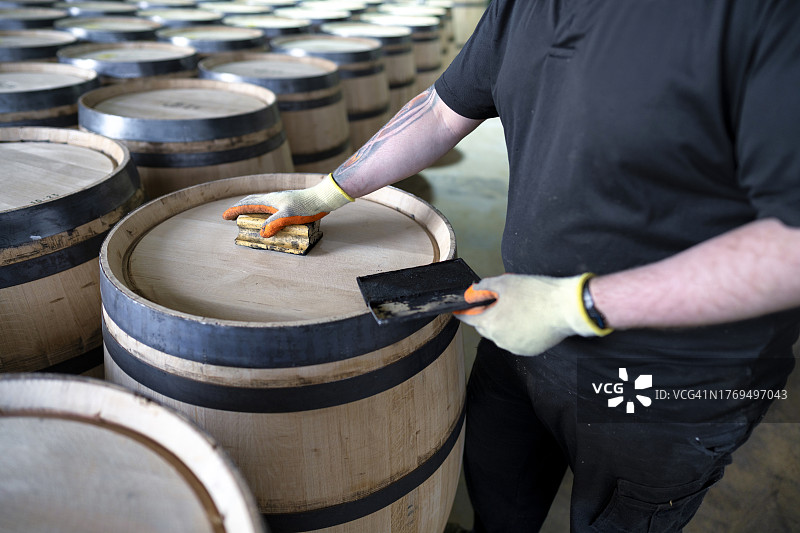 赫雷斯制桶厂：工人用印泥盖公司品牌章图片素材