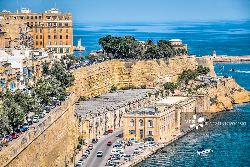 马耳他瓦莱塔老城和上巴拉卡花园的繁忙景象图片素材