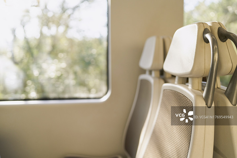 阳光照耀的米色地铁车厢内部图片素材