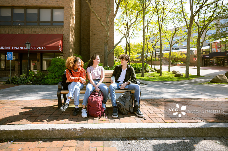 大学生在校园里等公交车图片素材