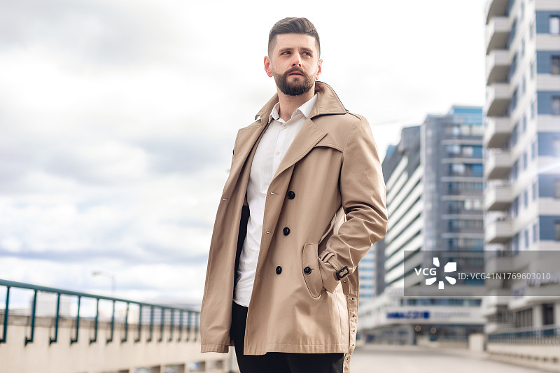 自信的年轻商人户外肖像图片素材