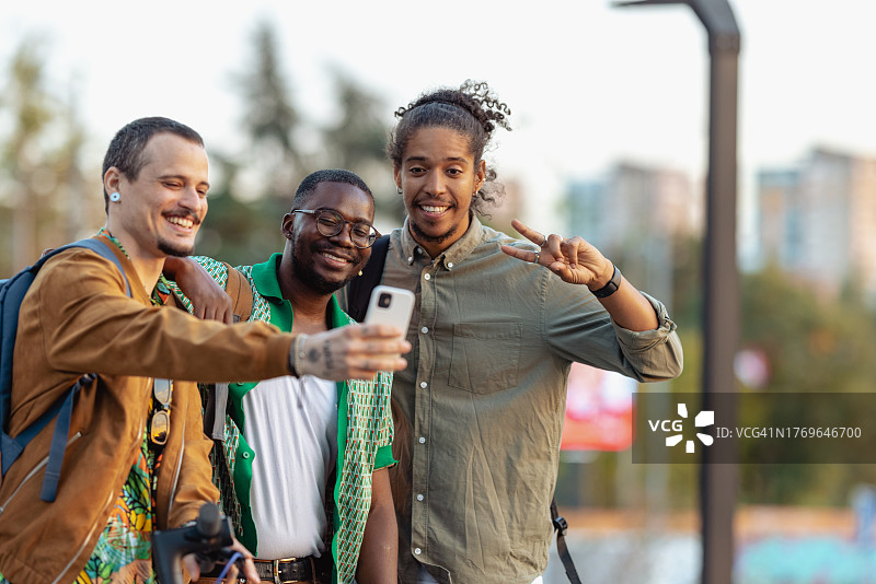一群男性朋友使用智能手机自拍图片素材