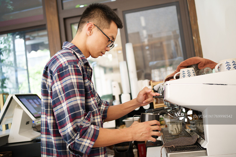 男子制作意式泡沫咖啡图片素材