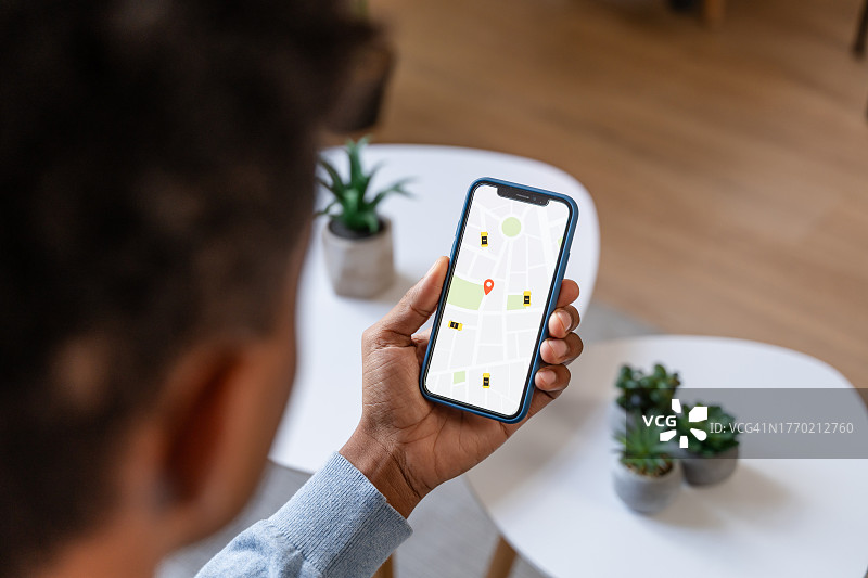 使用地图App的非洲裔男子局部视图图片素材