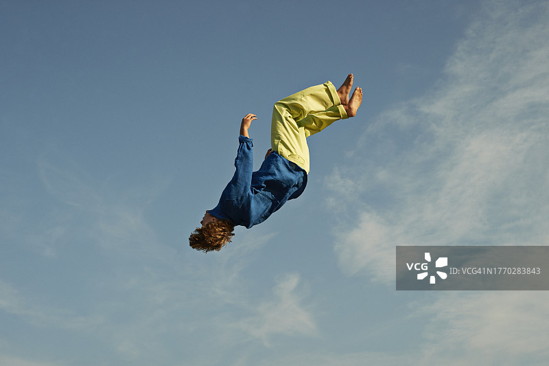 男子倒立摔倒图片素材