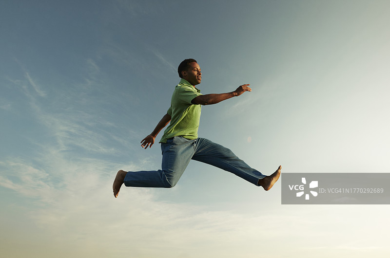 男人双腿分开悬浮在空中图片素材