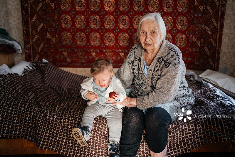 来探望曾祖母的哭泣的曾孙女图片素材