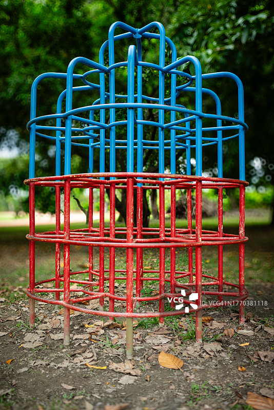 校园里的彩色钢制攀爬架图片素材