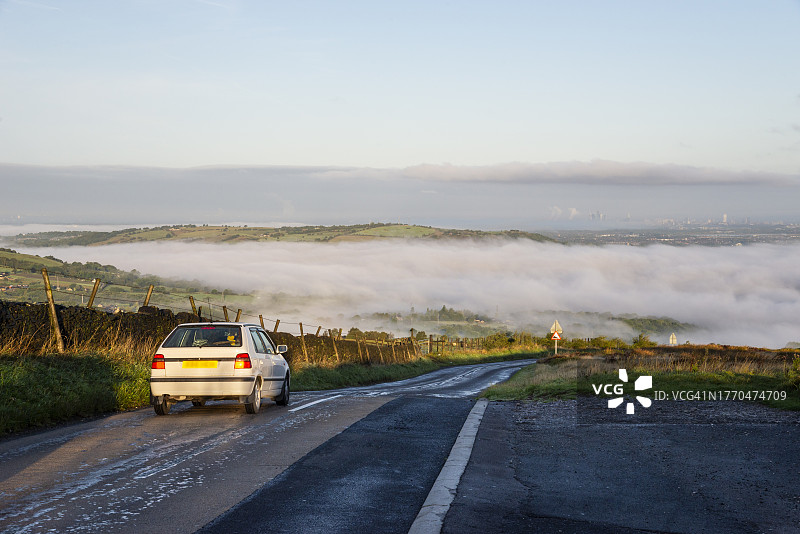 英国乡村晨雾中的汽车图片素材