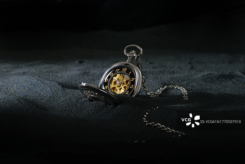 深色背景上的怀表图片素材