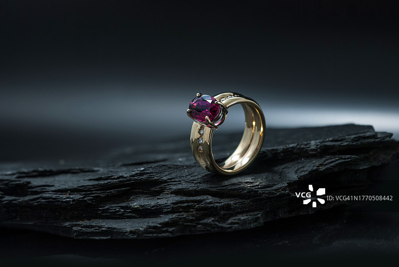石板背景上的石榴石戒指图片素材