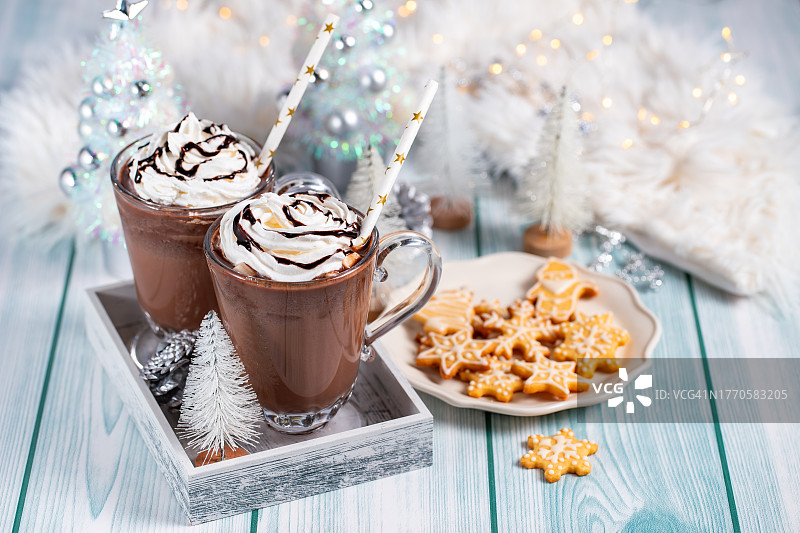 热巧克力或奶油咖啡，冬季节日美食概念图片素材
