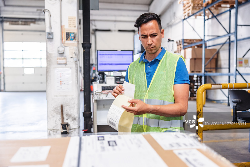 亚洲机场仓库工人图片素材