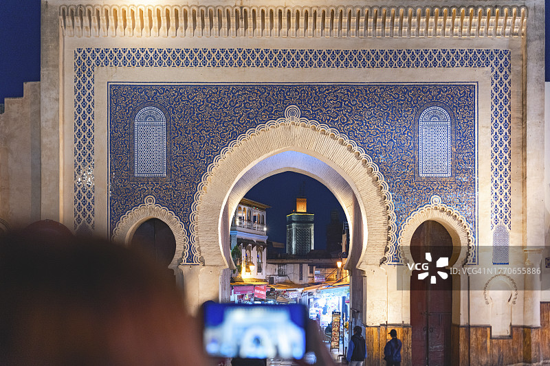 用智能手机拍摄古老宫殿的女人图片素材