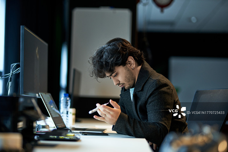 思考中的商人图片素材