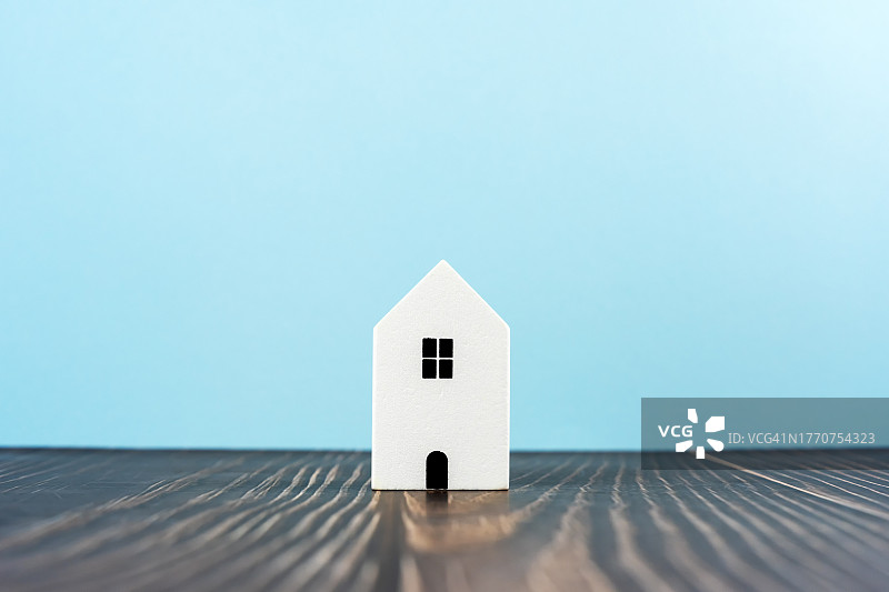 蓝色背景上的白色模型房图片素材