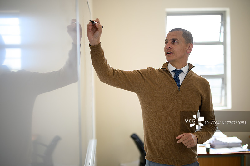 老师在白板上写作，留有文案空间图片素材