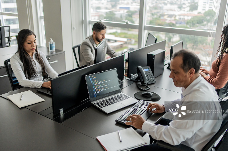 在办公室工作的程序员团队图片素材