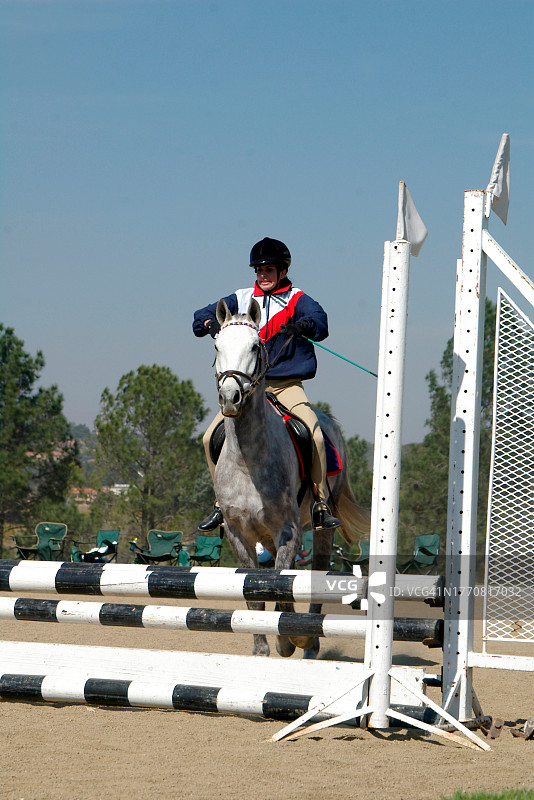 在南非约翰内斯堡少女场地障碍赛马术图片素材