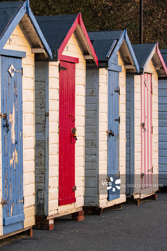 怀特岛上的彩色海滩小屋图片素材