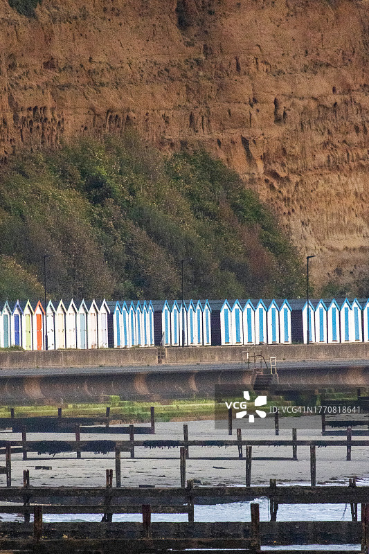 怀特岛上的彩色海滩小屋图片素材