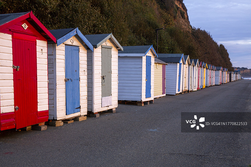 怀特岛上的彩色海滩小屋图片素材