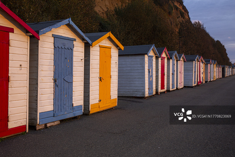 怀特岛上的彩色海滩小屋图片素材