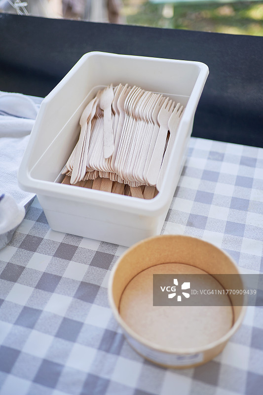 可回收外卖碗和叉子图片素材